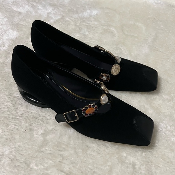 Elegant Black Women's Shoes with Gold Accents - Picture 3 of 7